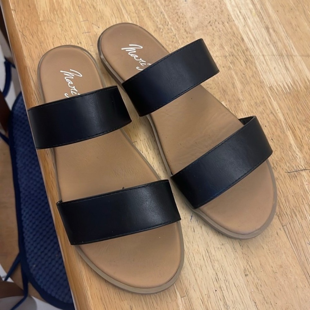 Black sandal flats
